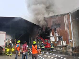 林口纸类铁皮工厂清晨大火  传连续爆炸声浓烟四窜　