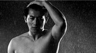 獨家》台灣隊長脫了  精壯胸肌畫面全球首播！為這產品「豁出去」