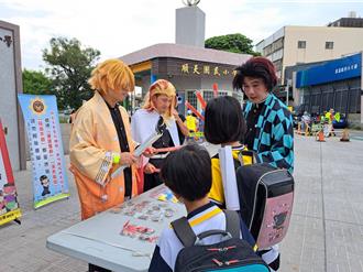 無限校園篇？警扮「炭治郎」護童 學生嗨問：是中年版嗎