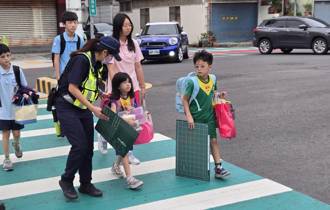 桃園警分局迎接開學 護童安全入校宣導交安 