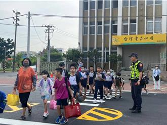 警力护童、号志优化 台南市区开学首日交通顺