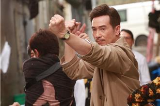 香港視帝陳豪扛30kg龍頭險失控！自嘲「專業騙子」