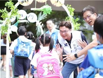 新北開學首日！劉和然走進國小廚房 把關校園午餐