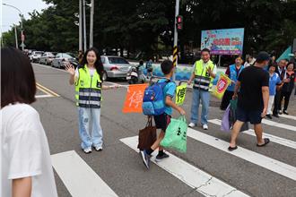 苗栗縣長化身導護志工 開學日守護孩子通學安全
