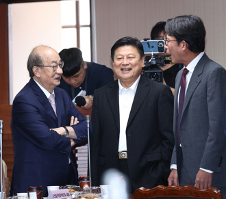 曝老柯出席藍黨團交接背後用意 羅旺哲：另類的火力展示