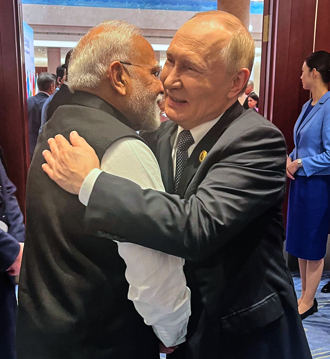 無視川普？普丁熱情擁抱莫迪 上合峰會手拉手熱聊