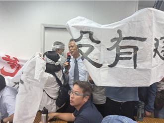 國賓改建爭議！說明會居民火大包圍建商 布條遮擋喊口號不讓發言