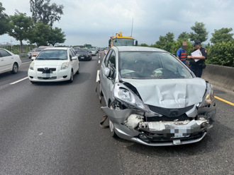 國道驚悚連環撞！天兵駕駛看熱鬧分心 追撞2車受傷