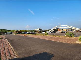 永安漁港南岸停車場封閉 遊客車輛引導台61橋下停放