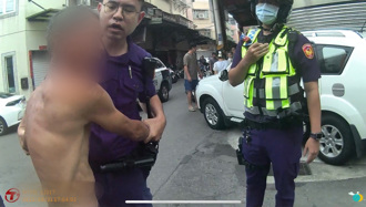 新北鶯歌酒醉鄰持刀揮舞！　快打部隊9警強勢壓制