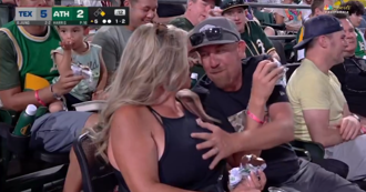 影》MLB球迷「忘情摸她胸」 轉播全放送！超尷尬影片瘋傳
