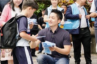 開學日親赴學校發鮮奶筆袋 蔣萬安：從課桌椅到每周鮮奶全方位守護孩子成長