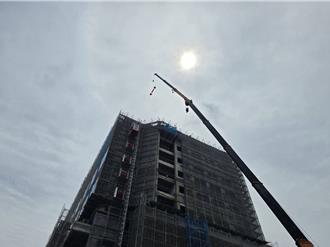 屏基智能醫療大樓上梁預計明年完工啟用 建設經費尚缺數十億