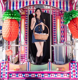 李千娜電子花車現身台北街頭 曝1歲寶貝兒子超萌