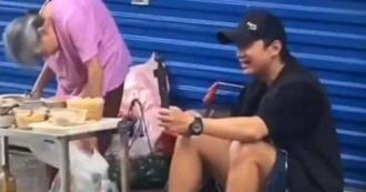 5年如一日！邓超私访「一毛钱奶奶」路边陪卖凉菜　超暖画面曝