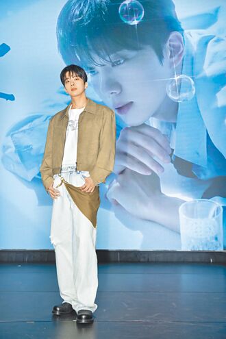 刘永才嗑台美食婉拒臭豆腐 串巷讚舒服