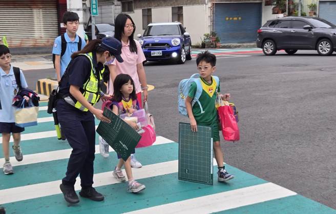 桃園市政府警察局交通警察大隊、婦幼警察隊、少年警察隊、桃園警察分局等組成聯合宣導團，在桃園區文山國小實施交安、識詐、婦幼安全等宣導，並執行開學日護童勤務，讓學子們安全走入校園。（翻攝畫面）
