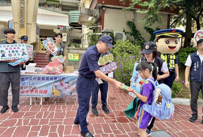 桃園市政府警察局交通警察大隊、婦幼警察隊、少年警察隊、桃園警察分局等組成聯合宣導團，在桃園區文山國小實施交安、識詐、婦幼安全等宣導，並執行開學日護童勤務，讓學子們安全走入校園。（翻攝畫面）