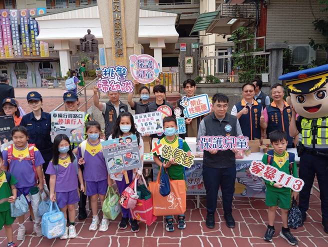 桃園市政府警察局交通警察大隊、婦幼警察隊、少年警察隊、桃園警察分局等組成聯合宣導團，在桃園區文山國小實施交安、識詐、婦幼安全等宣導，並執行開學日護童勤務，讓學子們安全走入校園。（翻攝畫面）