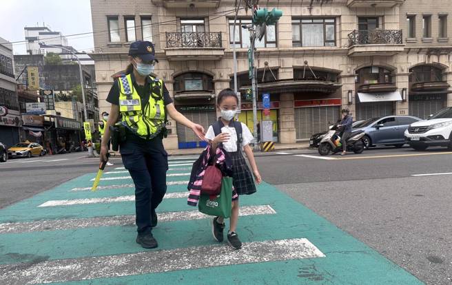 桃園市政府警察局交通警察大隊、婦幼警察隊、少年警察隊、桃園警察分局等組成聯合宣導團，在桃園區文山國小實施交安、識詐、婦幼安全等宣導，並執行開學日護童勤務，讓學子們安全走入校園。（翻攝畫面）