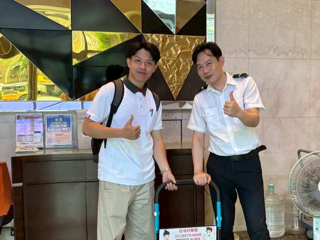 信义房屋内湖店林彦铭(左)勤跑社区，获得社区住户好评。(图/信义房屋 提供)