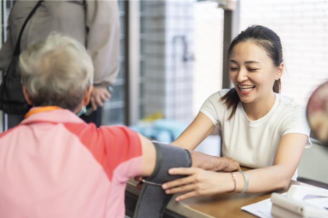 2026高市议员选战竞争激烈，高雄市长陈其迈机要蒋宛庭1日宣布参选第三选区（永安、冈山、燕巢、弥陀、梓官、桥头）议员。（蒋宛庭提供／洪浩轩高雄传真）