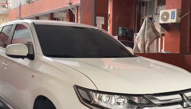 綽號「雨刷」的現任無黨籍嘉義縣議員蔡政宜，因涉入網路賭博上億元洗錢案，8月31日遭警方拘提到案，9月1日下午高市刑警大隊將蔡政宜移送至橋頭地檢署，他坐在偵防車後座，但玻璃一片黑，面對案情未做任何回應。（紀爰攝）