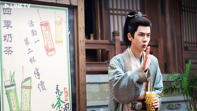 潘毅鴻劇中意外穿越到古代，用古法熬煮奶茶大受歡迎。（LINE TV提供）