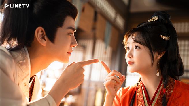 潘毅鴻飾演「蕭寧」與飾演公主的朱容君（右）商業聯盟賣奶茶。（LINE TV提供）