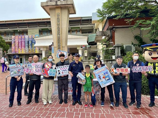 桃園分局長王智民為有效防制學童交通事故及基於宣導交通安全教育之目的，運用本次開學日擴大進行交通安全宣導，於校門口設置交通安全宣導攤位，主動向前來上學之幼童及家長進行交通安全宣導教育。（桃園警分局提供）