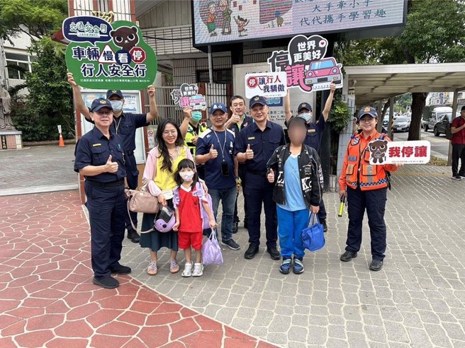 龜山分局長張鶴瓊親自率隊至幸福國小、龜山國小，現場向家長們進行交通安全宣導工作，並與校長一起發放榮譽小卡。（龜山警分局提供）