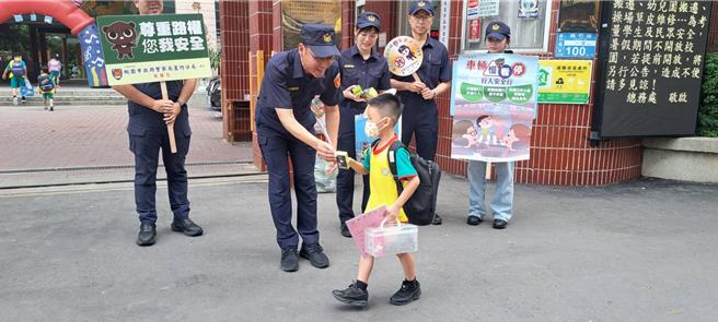 蘆竹分局長楊贊鈞呼籲學童返校後，道路使用頻率明顯增加，提醒所有用路人務必遵守交通規則，落實「車輛慢看停、行人安全行」。（蘆竹警分局提供）