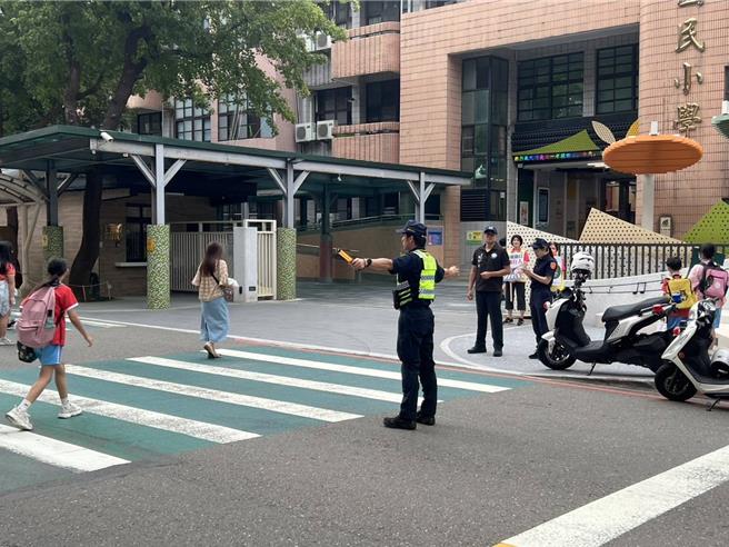 八德分局長鄭文銘呼籲各用路人及家長，在載送學童時應遵守道路交通規則觀念，駕車接送如需停放車輛陪伴學童進入校園時，應尋找合法停車空間，切勿違規停車或併排停車。（八德警分局提供）