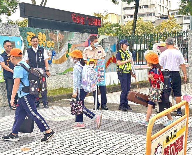 東勢警分局長蘇玉坪也帶領員警化身護童守護者。(警方提供／李京昇台中傳真)