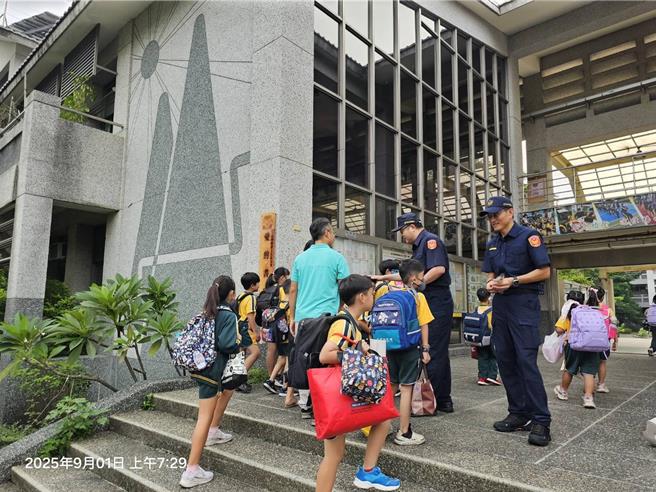 霧峰分局長林中興帶員警啟動「護童專案」。(警方提供／李京昇台中傳真)