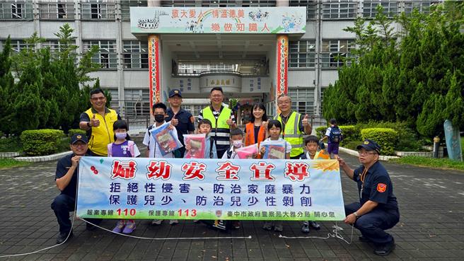 大雅分局副分局長洪嘉臨率防治組、交通組單位在開學日，一同至潭子區潭陽國民小學執行護童勤務。(警方提供／李京昇台中傳真)