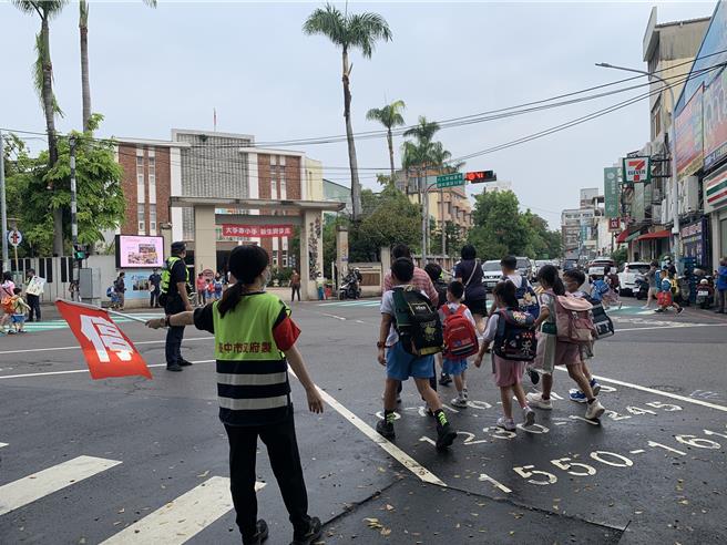 豐原警分局轄區豐原神岡共計有15所國小，由豐原分局長謝建國藉由開學首日「護童勤務」。(警方提供／李京昇台中傳真)