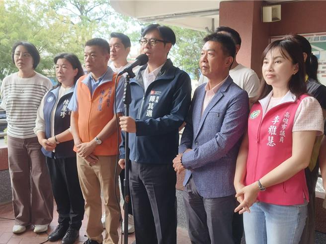 高雄市长陈其迈今（1）日到右昌国小视察开学情形时，再度针对新版《财政收支划分法》表达不满，强调错误的修法将加剧南北失衡，一定会向中央反映，他指出，高雄市在统筹分配税款增加幅度最少，对南部建设极为不公平。（林雅惠摄）