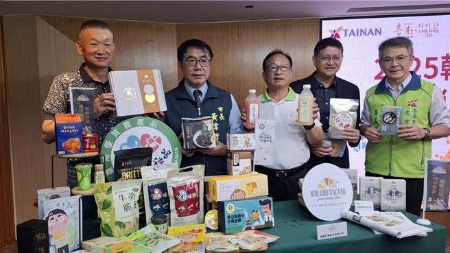 台南市长黄伟哲（左二）1日出席韩国食品展成果说明会，说明此行促成2亿元的台湾厂商与韩国经销商之间的商机。（程炳璋摄）