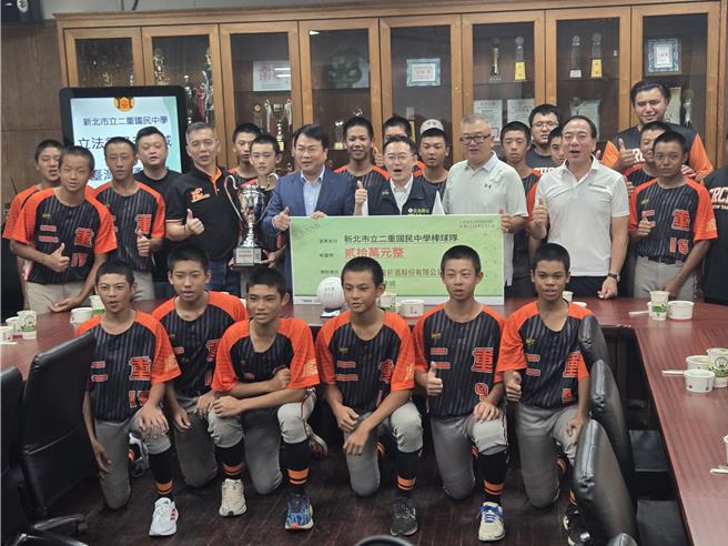 立委李坤城与台酒公司共同支持二重国中棒球队前进U-15世界杯，台酒更宣布赞助20万元训练经费。（张铠乙摄）