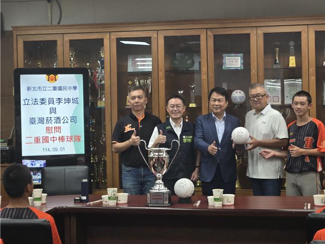 立委李坤城与台酒公司共同支持二重国中棒球队前进U-15世界杯，台酒更宣布赞助20万元训练经费。（张铠乙摄）