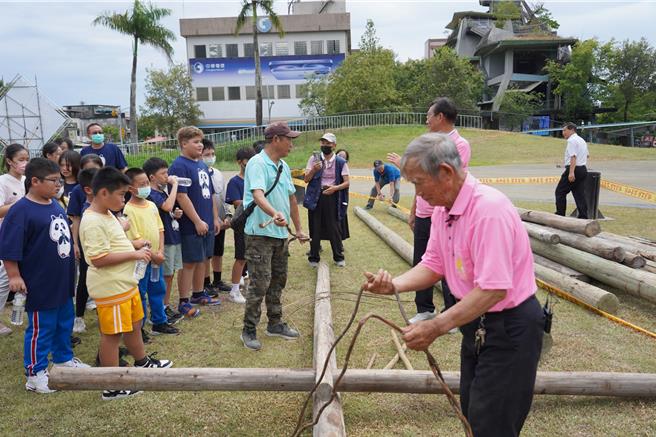 由85歲老師傅黃文夫率隊，以傳統「不用釘子、綁藤立柱」工法示範搭建。（礁溪鄉公所／吳佩蓉宜蘭傳真）