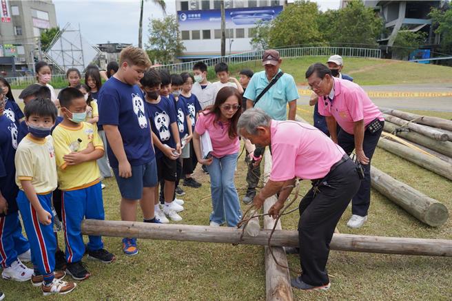 由85歲老師傅黃文夫率隊，以傳統「不用釘子、綁藤立柱」工法示範搭建。（礁溪鄉公所／吳佩蓉宜蘭傳真）