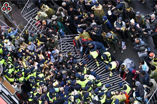 民眾黨發言人張彤1日批評，真正曾煽動群眾推倒拒馬、與警方爆發衝突的，正是綠委在2024年12月20日的行動。（中時資料照，鄧博仁攝）