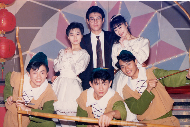 姜育恒(后排中)、忧欢派对、小虎队(前排) 。(罗继志摄)
