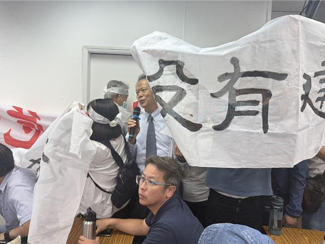 大陆建设石姓副总出面说明，但手拿麦克风讲话声音仍然被抗议声浪盖过，现场双方僵持一度混乱。（纪爰摄）