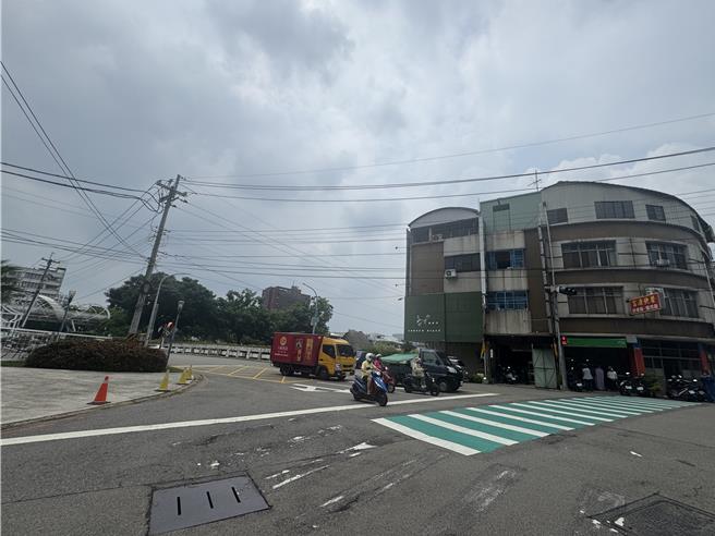 斑马线只画一半。(李京升摄)