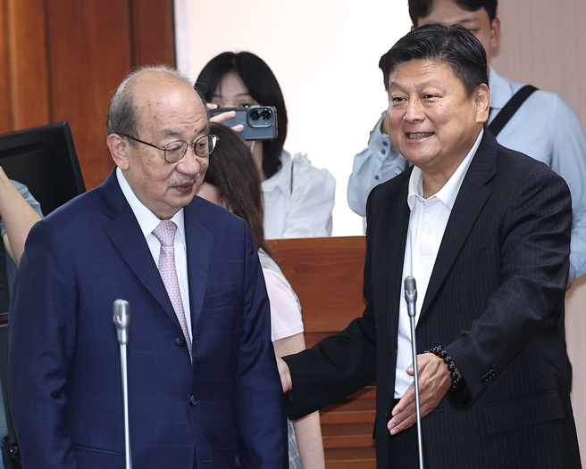 国民党立法院党团1日举行「党团干部就职典礼」，总召傅昆萁（右）欢迎到场祝贺的民进党立法院党团总召柯建铭（左）。（资料照／刘宗龙摄）