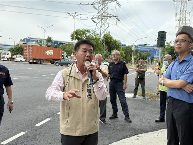 民進黨立委許智傑1日邀集高市府交通局、捷運局等單位前往小港沿海路會勘，盼解決沿海路的交通難題，提供民眾舒適、順暢的用路環境。（許智傑提供／洪浩軒高雄傳真）