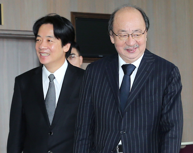 总统赖清德（左）、民进党团总召柯建铭（右）。（资料照／黄世麒摄）